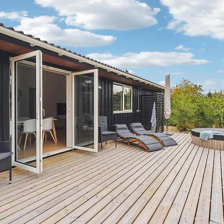 Stunning In Henne With Kitchen Hébergement de vacances